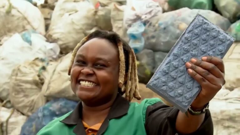 Видео: Как в Кении делают кирпичи из отходов пластика